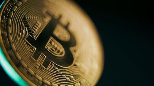 比特币暴跌至 82,000 美元以下，赛勒发布“坚韧”宣言